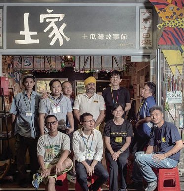 資深社工小田（前排左一）、維修香港義工Sandy（前排右二）與維修隊師傅在「土家」前大合照。