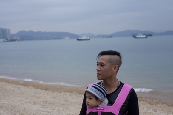 陳松文32年前上了爸爸偷來的木船偷渡來港，幾十年，一眨眼過去，香港回歸，越南改革開放，他眼中的香港與家鄉都變了樣。今日他只想與女兒一起重返越南，把一切安頓，不再漂泊。