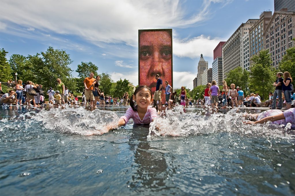 芝加哥千禧公園設置西班牙藝術家Jaume Plensa設計的皇冠噴泉，噴泉兩側豎立長方形螢幕，隨機播放芝加哥市民人臉或大自然風景。