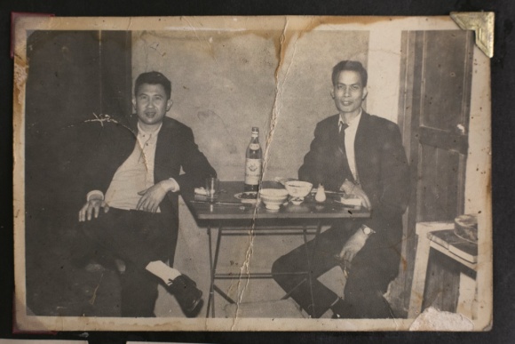 梁的父親（左），身材微胖，拍攝年份不詳。