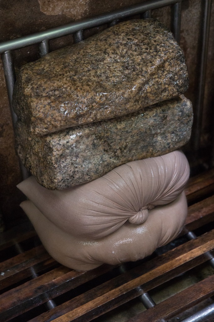湯渣布不能用死力迫，要用石頭的自然重力壓下去，做米漿也要經過同一步驟。