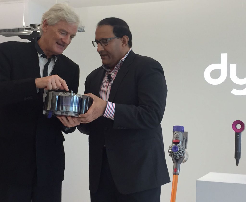 James Dyson(左）、易華仁（右）出席新加坡科技中心開幕禮