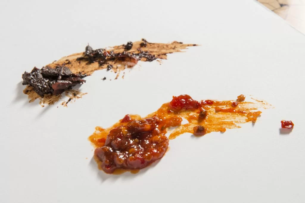 家常豆瓣發酵一、兩個月便完成，更高級貨色則發酵一至三年，但德哥竟秘藏更珍貴的七年豆瓣醬，其色不似平日吃的般橘艷。