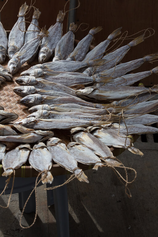 大澳出產的鹹魚不劏肚，漁民從魚鰓位置取出內臟。