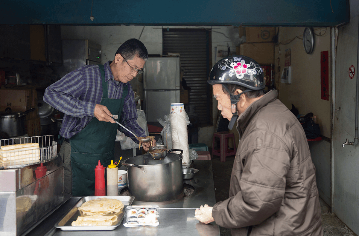 潘武璋是里德社區發展協會總幹事，亦是鹹粿店老闆， 一直用柴火煮食。