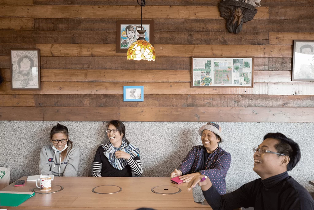 好茶部落年輕人聚首討論工作，充滿歡聲笑語。