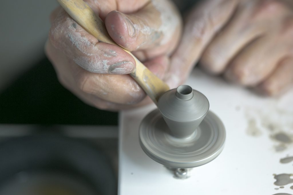 袖珍陶器的體積只有一節手指般小巧玲瓏，無論是創作還是觀賞的一方，都要全神貫注、屏息靜氣，才能注意其細節。
