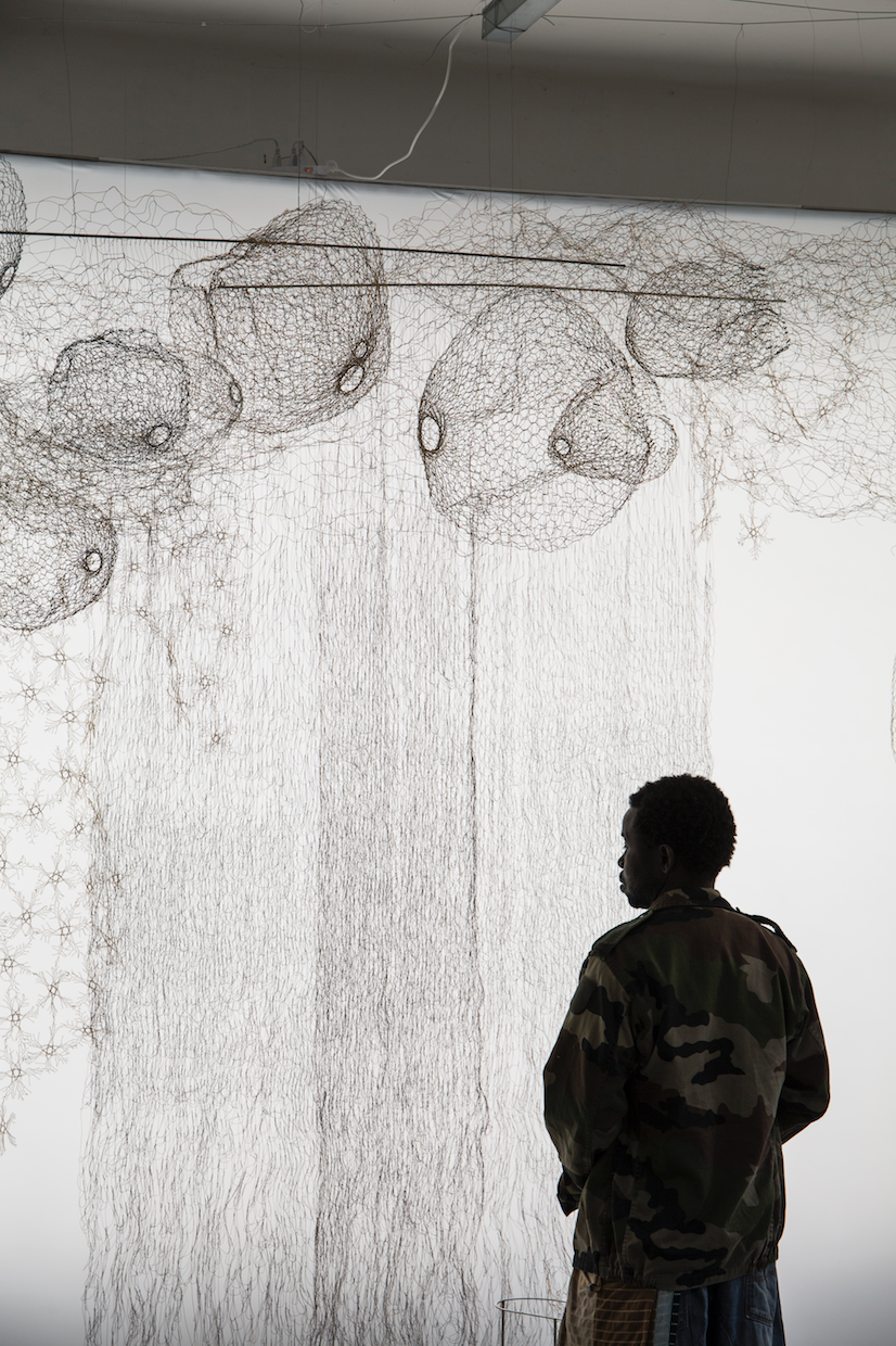 品物流形成員Christoph John請餘杭婦女以銅線編織了名為「湖」的網，她們生活在湖邊，作品象徵了當地自然風光。