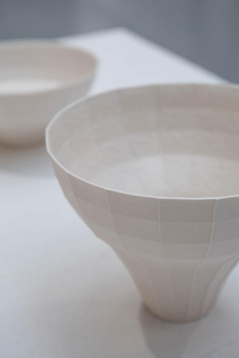 香港設計師譚穎君製作的「格子」系列，混合紙張和陶土製成杯子，將一輕一重的物料結合，創造了一種新的設計語言。
