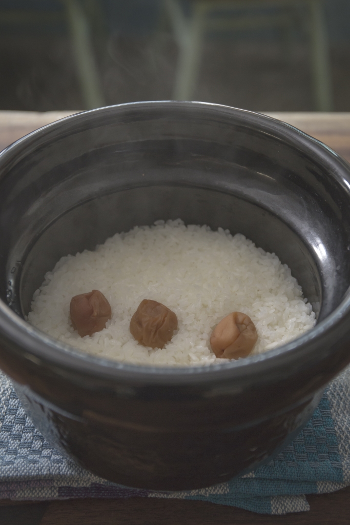 梅子飯放冷了，飯變得更甜，梅子香氣更濃；所以日本人早餐很常吃。而剩下的米飯，不妨作手握飯糰，留來當午餐。