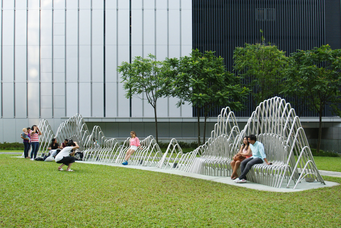 在添馬公園展出的《聲嶽》（Soundscape）裝置藝術品，既是背椅，亦是敲擊樂器。