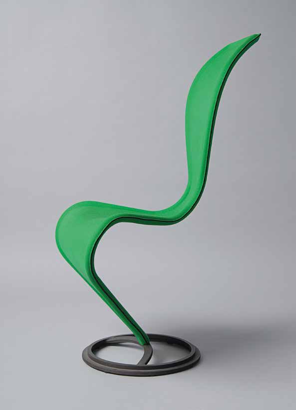成名作S Chair的設計靈感竟然是一隻公雞，並經過多次反覆改良下的成果。