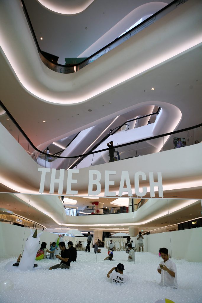 廣場地下中庭放置互動藝術作品The Beach，讓人們與二十五萬個可回收的白色抗菌膠球盡情嬉戲，由建築設計工作室