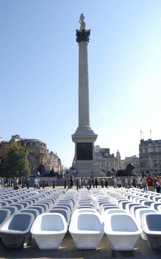 2006年他在倫敦特拉法加廣場中央擺放五百張座椅，免費送予市民，挑戰設計界舊思維。