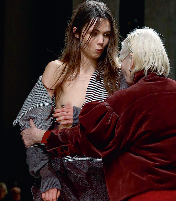 那種玩立體裁剪和draping設計的款式，要來支撐全件衣物不致崩潰倒塌的「唯一一粒鈕」通常比較大鑊，Vivienne Westwood 2016年秋冬其中一位模特兒「甩鈕」走光，西太后及時上前為她整頓衣服。