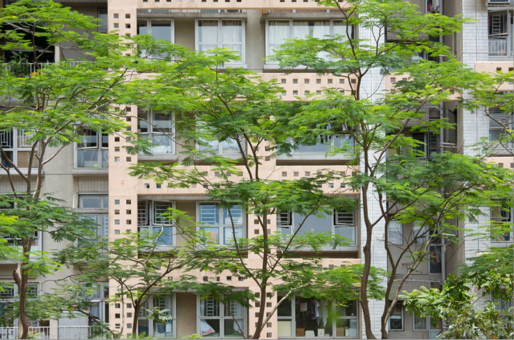 本港第一個環保屋邨茵怡花園，在地下中庭栽種大量樹木，低層單位外牆設有淡橙色小孔混凝土隔音屏障。