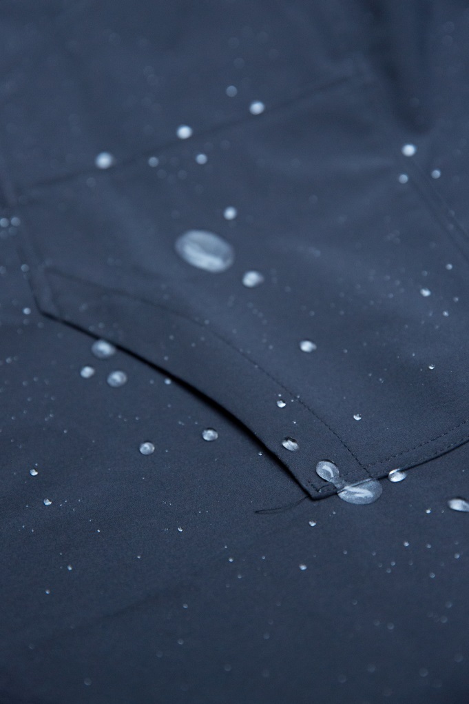 圍裙布料由香港紡織及成衣研發中心研發，以「殼聚醣纖維」製成，防水度高，大受賣濕貨的檔主讚賞。