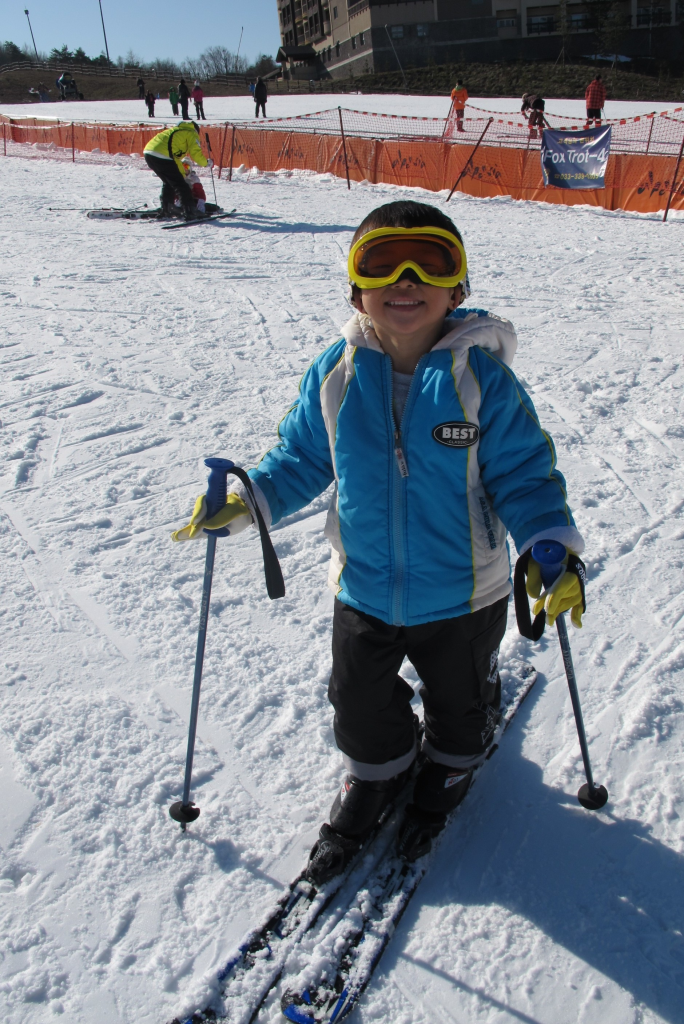 好動的細佬年紀小小已挑戰自己滑雪