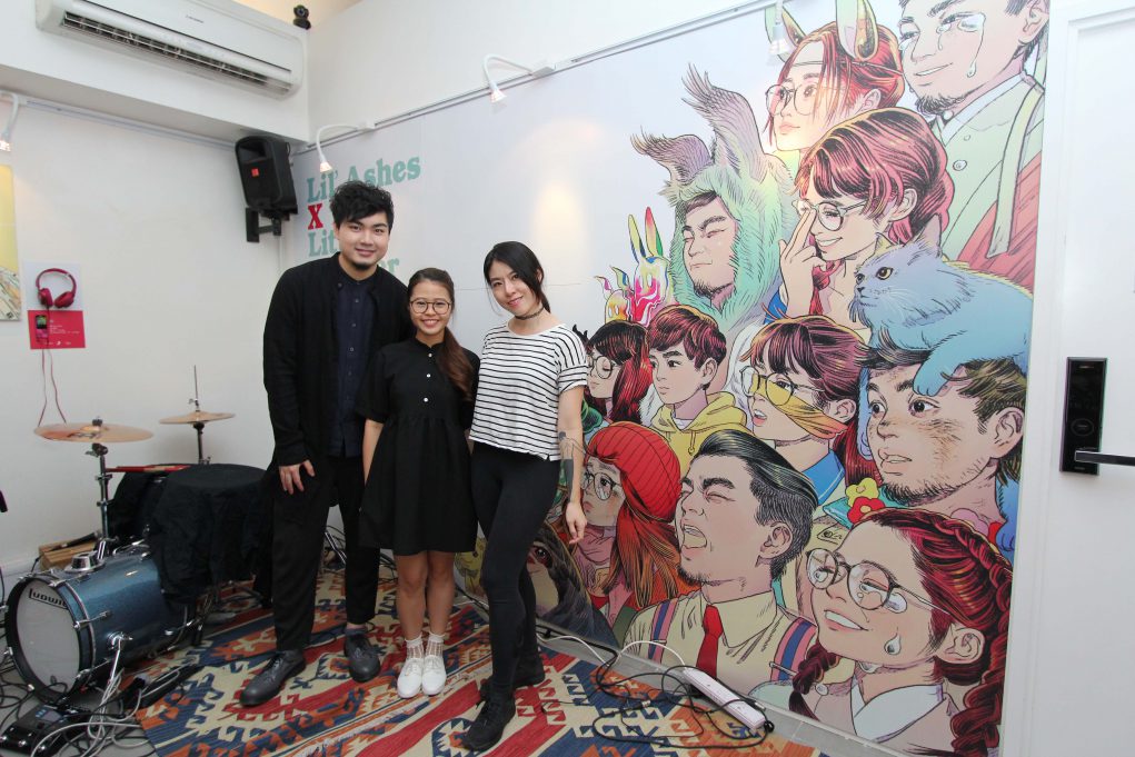 跟小塵埃合作的門小雷（右一），為香港近年極受注目的漫畫家。