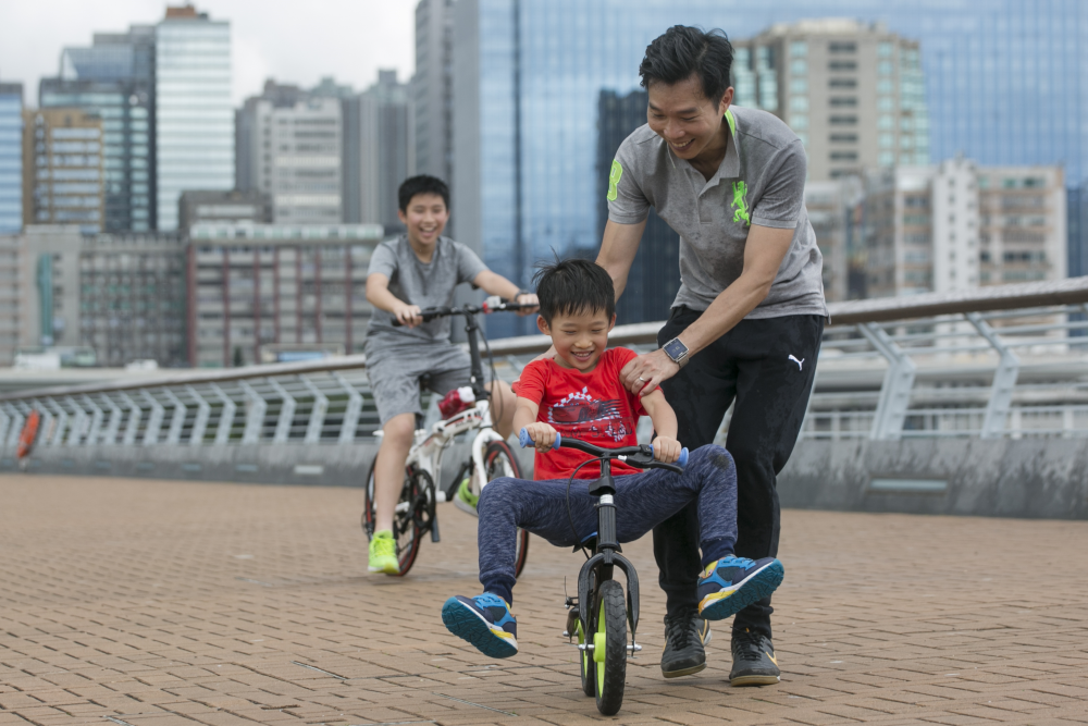 學識踏單車，是爸爸與弟弟今個暑期的目標。