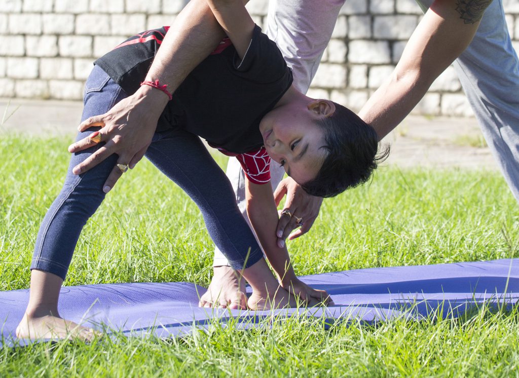 Samraj從小就開始跟着父母做瑜伽，考驗柔軟度和平衡的動作亦做得有板有眼。