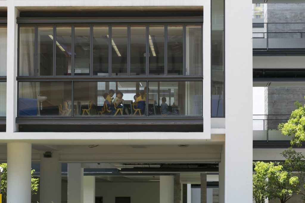 啟德保良局何壽南小學，採用落地玻璃窗增加採光，營造舒適學習環境。