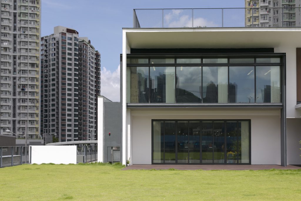 以天水圍屏山圖書館為參考，在二樓圖書館門外是大片草地，鼓勵人們拿着書本在草地席地而坐。