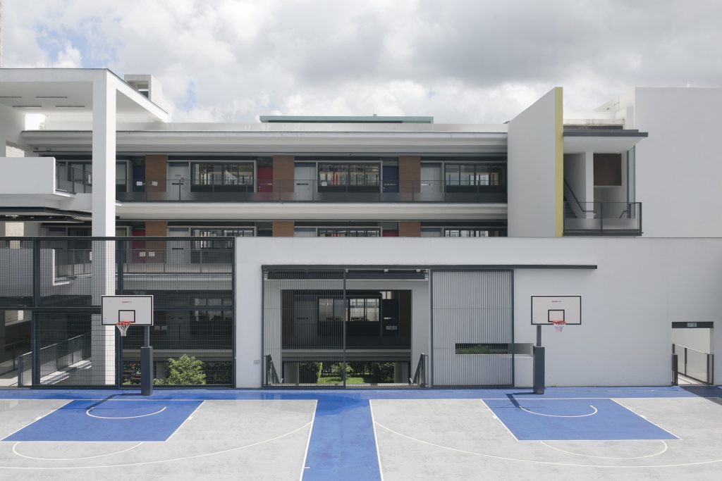 籃球場破格置於一樓、雨天操場之上，成為校園焦點，拉近整個校園的距離。
