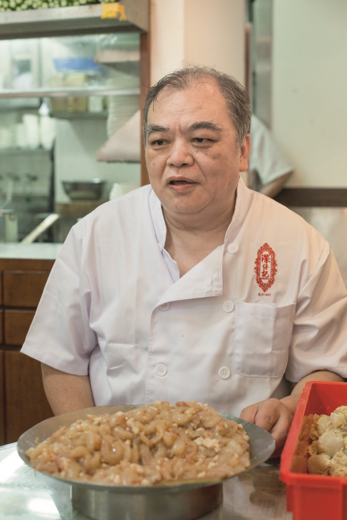 做雲吞麵四十餘年， 陳氏堅持要做最傳統 正宗的口味，喝他親 手熬的一口湯，清澈 而帶鮮甜濃香，足見 功力深厚。