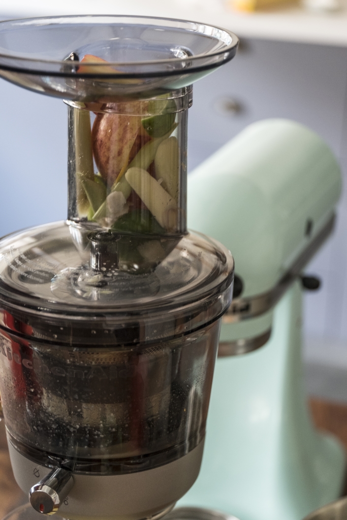 慢磨機有別於傳統刀片式榨汁機，可以保留天然蔬果天然原色、原味和營養，減少氧化。