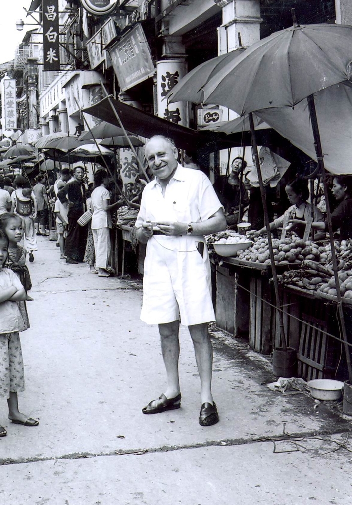香港出生的羅蘭士嘉道理經常穿梭九龍，邊散步邊拍照，他還曾經是”Photograhic Society of Hong Kong”的主席。