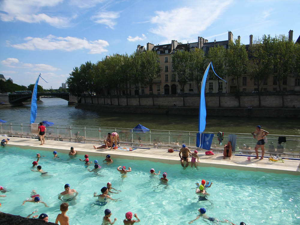 大批市民在炎夏的巴黎運河上游水，圖片出處：Chen Zhao/Flickr。