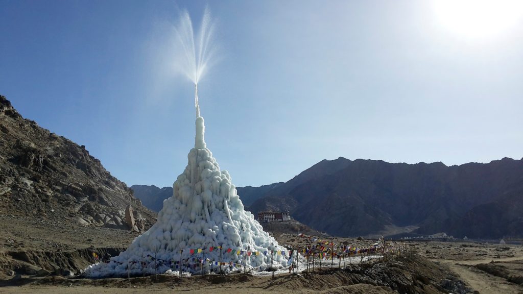 在印度北部拉達克地區，寒冷的沙漠上出現前所未有的冰雪結構，冰塔在春季緩慢地釋放水分灌溉農作物，協助農民對抗全球暖化。