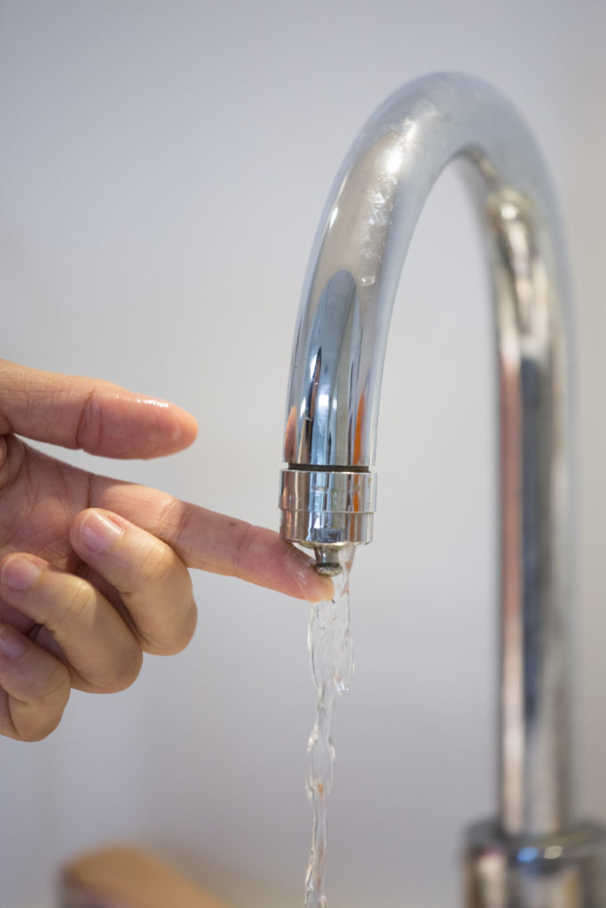 在水龍頭安裝氣泡式省水器，每年能節約六成用水，並裝置濾水器以便直接飲用水喉水。