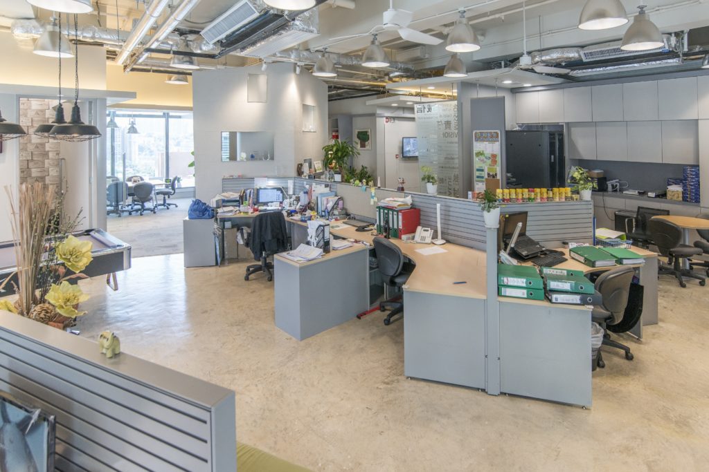 辦公室容納十多名員工，利用魚骨辦公桌讓每個同事工作空間較為鬆動，不局限於排排坐，謝絕刻板。