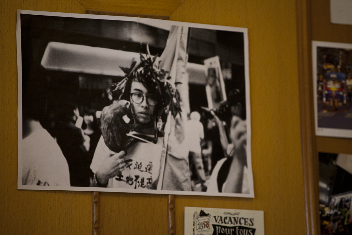 梁曉暘在示威時候的相片，被貼在房門外。