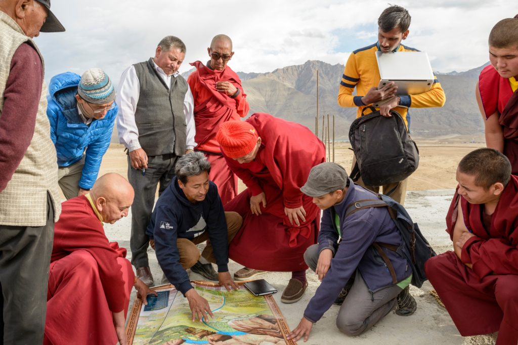拉達克有印度小西藏之稱，多數居民信奉藏傳佛教。要全面推行人造冰塔，就需要與當地德高望重的喇嘛及居民溝通。