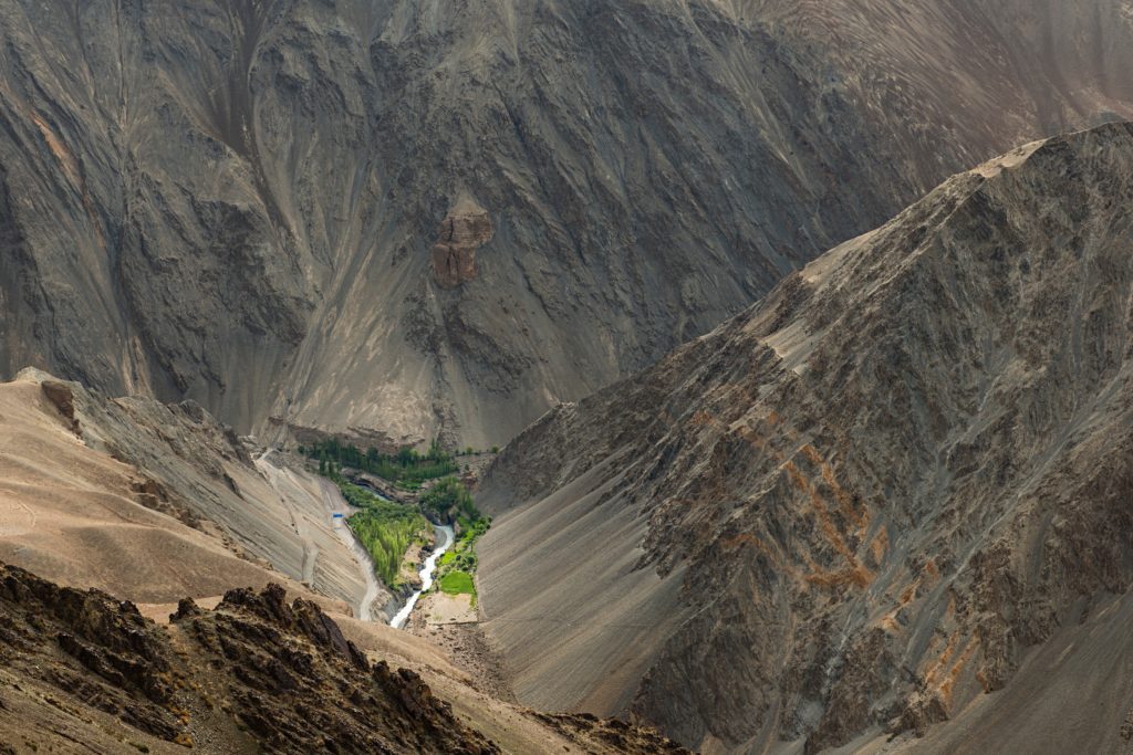 印度領土最北部地區拉達克位於喜馬拉雅山脈和崑崙山脈中間，當地約廿六萬人口卻仍過着貧困的農耕生活。