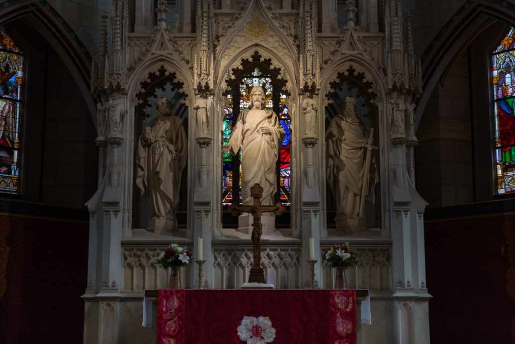 城堡教堂（Schlosskirche）聖壇上的路德玫瑰樣式，1516年由馬丁路德設計。