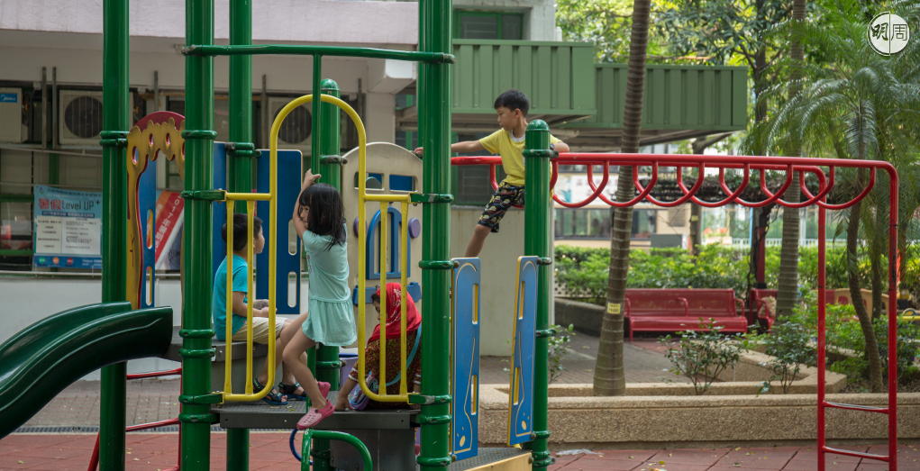 幾個小孩一起遊戲，就是最好的「興趣班」。