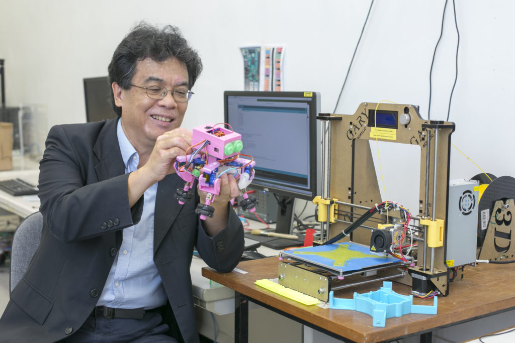 劉智滿教授負責 Makerlab，由中學生到博士生，都開放供研究機械人用，未來港大亦會建立新的實驗室，預計會在內研究人工智能。