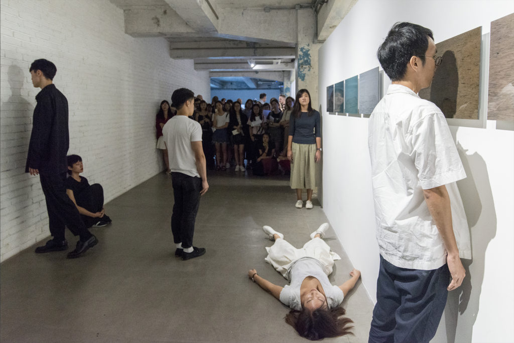 開幕酒會當天，藝術家莊偉與他的團隊進行了一場行為藝術表演。