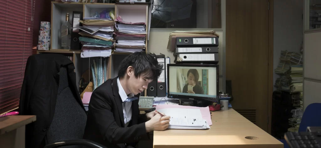 十九歲的楊子軒正在服刑，朋友沈泰鋒正忙於為他申請上訴保釋。