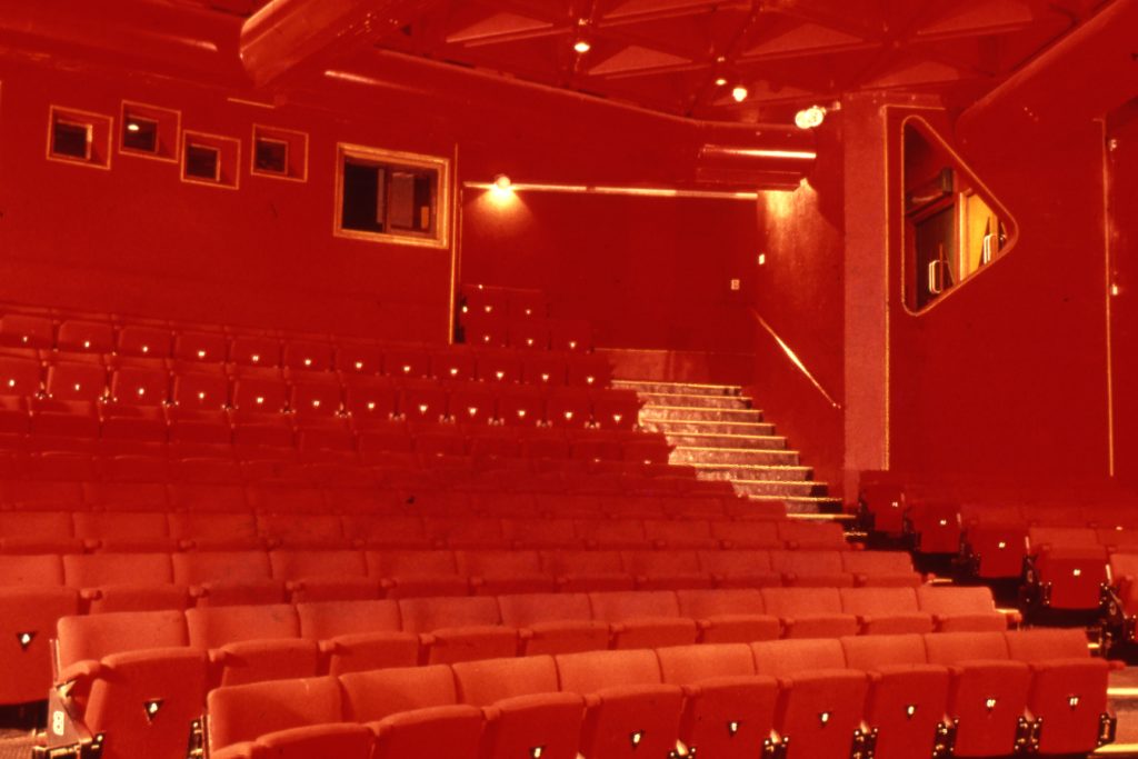 藝術中心的電影院多年來曾被林百欣與Agnès b. 冠名，現在則正等待新的贊助者。