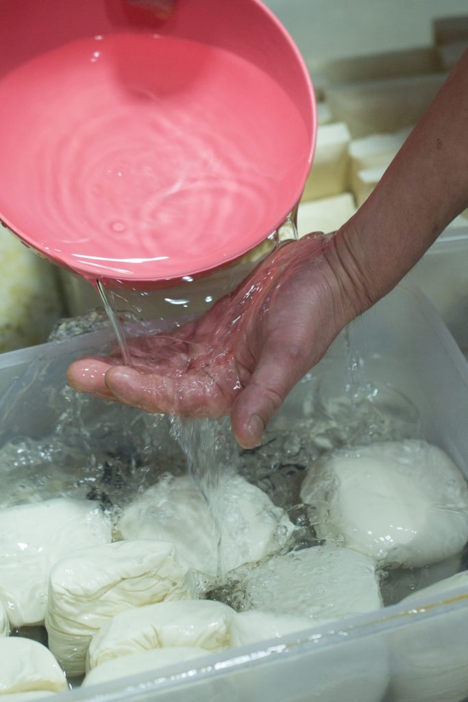 用冰水浸豆腐，頻密換水，有如「露天雪櫃」，不會起潺變味。