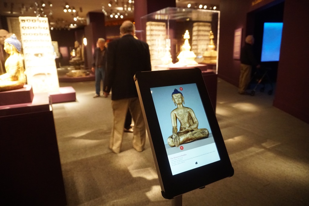 展覽場內設有不少電子屏幕，以嶄新的形態傳承傳統的宗教。