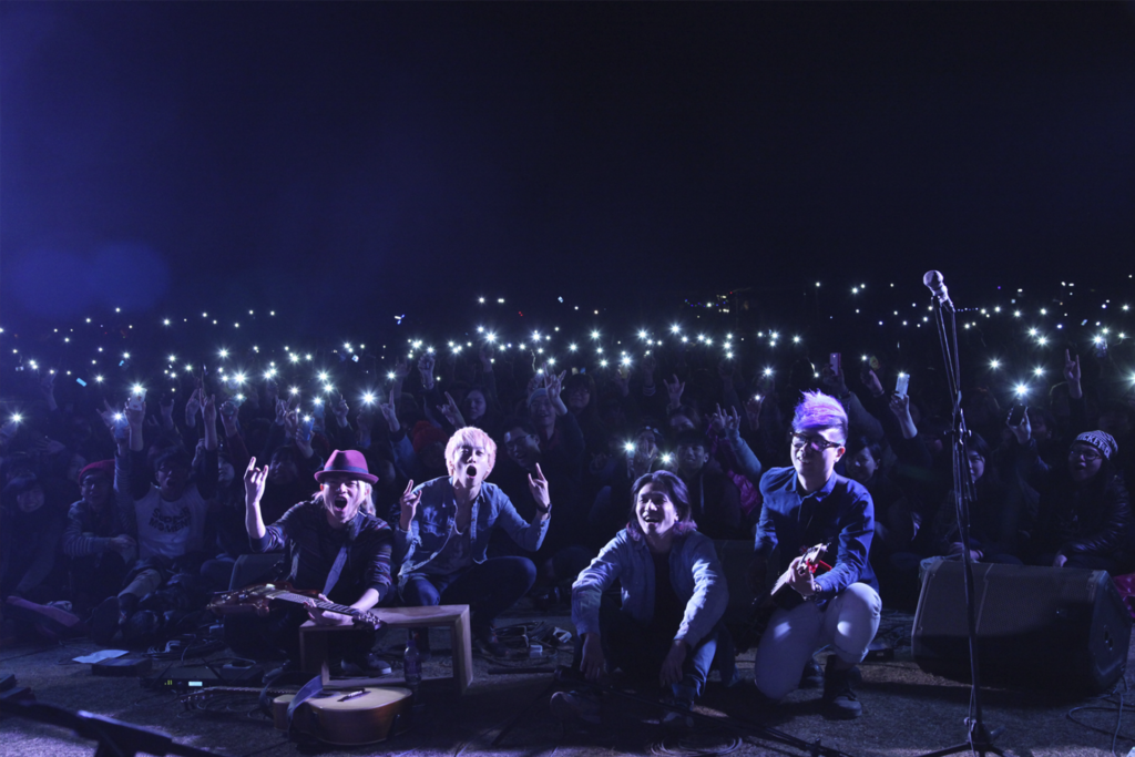 2014年，本地樂隊Supper Moment 在第一屆《草民音樂營》與樂迷合照。
