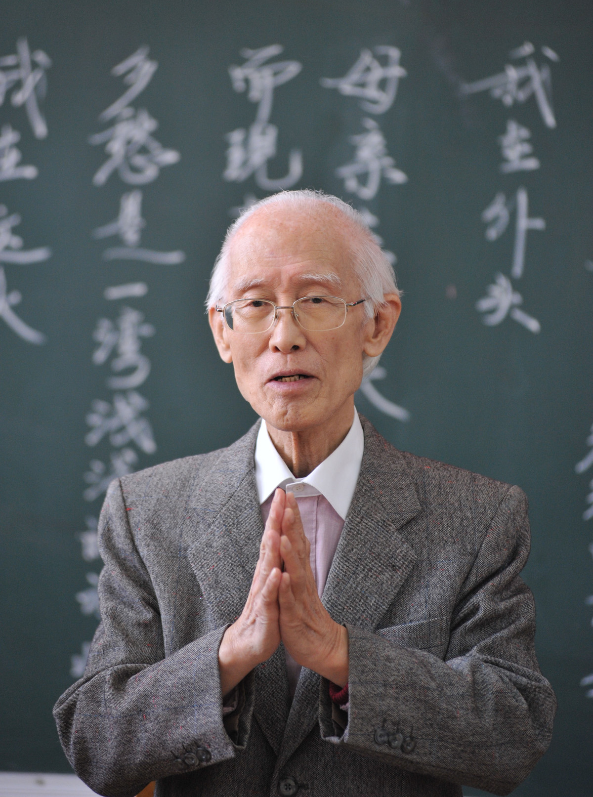 --FILE--Yu Kwang-chung (Yu Guangzhong), Taiwanese writer, poet, educator, and critic, returns to his alma mater in Nanjing city, east China's Jiangsu province, 8 October 2008. Yu Kwang-chung (Yu Guangzhong), Taiwanese writer, poet, educator, and critic died of an illness at 90, 14 December 2017. Born in east China's Nanjing in 1928, Yu Guangzhong is one of the best-known of modern Chinese writers, literary critics and translators. So far, this prolific writer has published 17 poetry collections and 12 prose collections. Since the 1970s, Yu Guangzhong has written a number of poems expressing Taiwan people's nostalgia for their homeland and family members on the mainland: these have deeply touched the heartstrings of numerous Chinese.