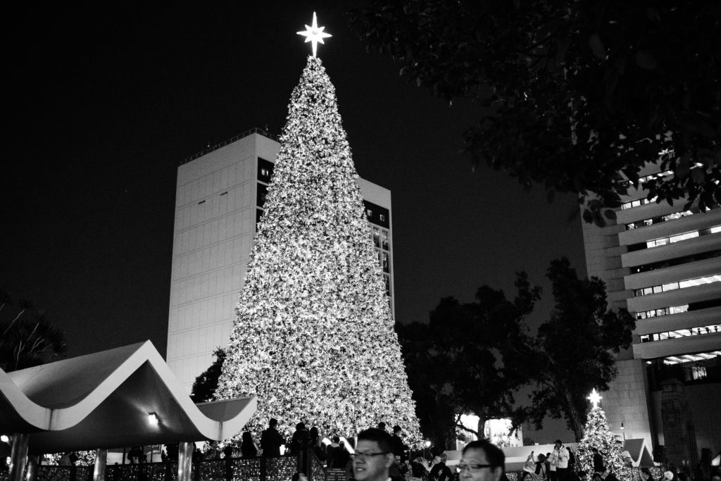 當中環皇后像廣場已有一棵如斯巨型的聖誕樹時，中環其他真樹真有掛燈爭妍的必要嗎？