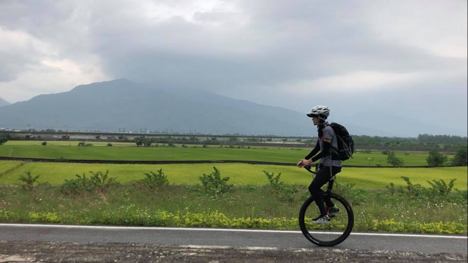薑在今年十月底開展了單輪車的環台之旅，經歷了二十四天的日曬雨淋。（相片由受訪者提供）